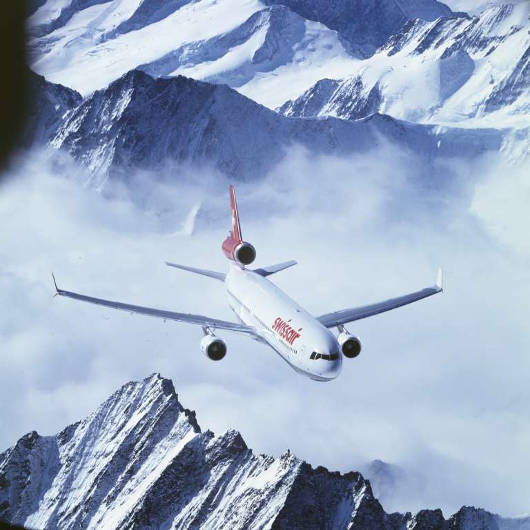 McDonnell Douglas MD-11, HB-IWB "Graubünden" im Flug über den Al