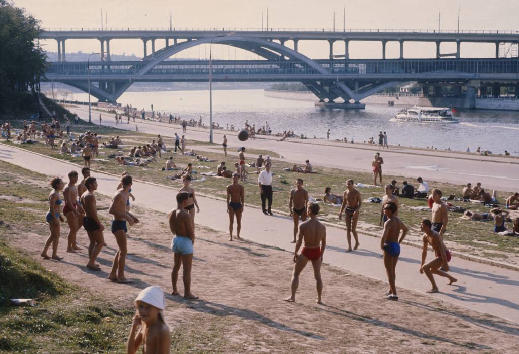 Ballspiele vor der Luzhnyetskaya Metro-Brücke: zweistöckige Moskvabrücke mit integrierter Metrostation "Vorobyovy Gory", Eröffnung 1959